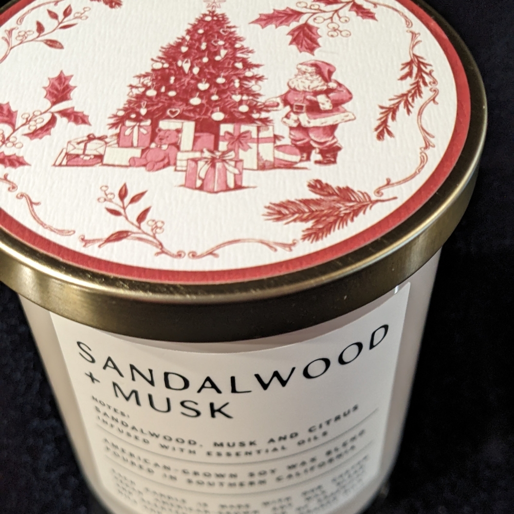 Leoben Company Sandalwood & Musk Decorative Holiday Lid 9 oz Single Wick Candle